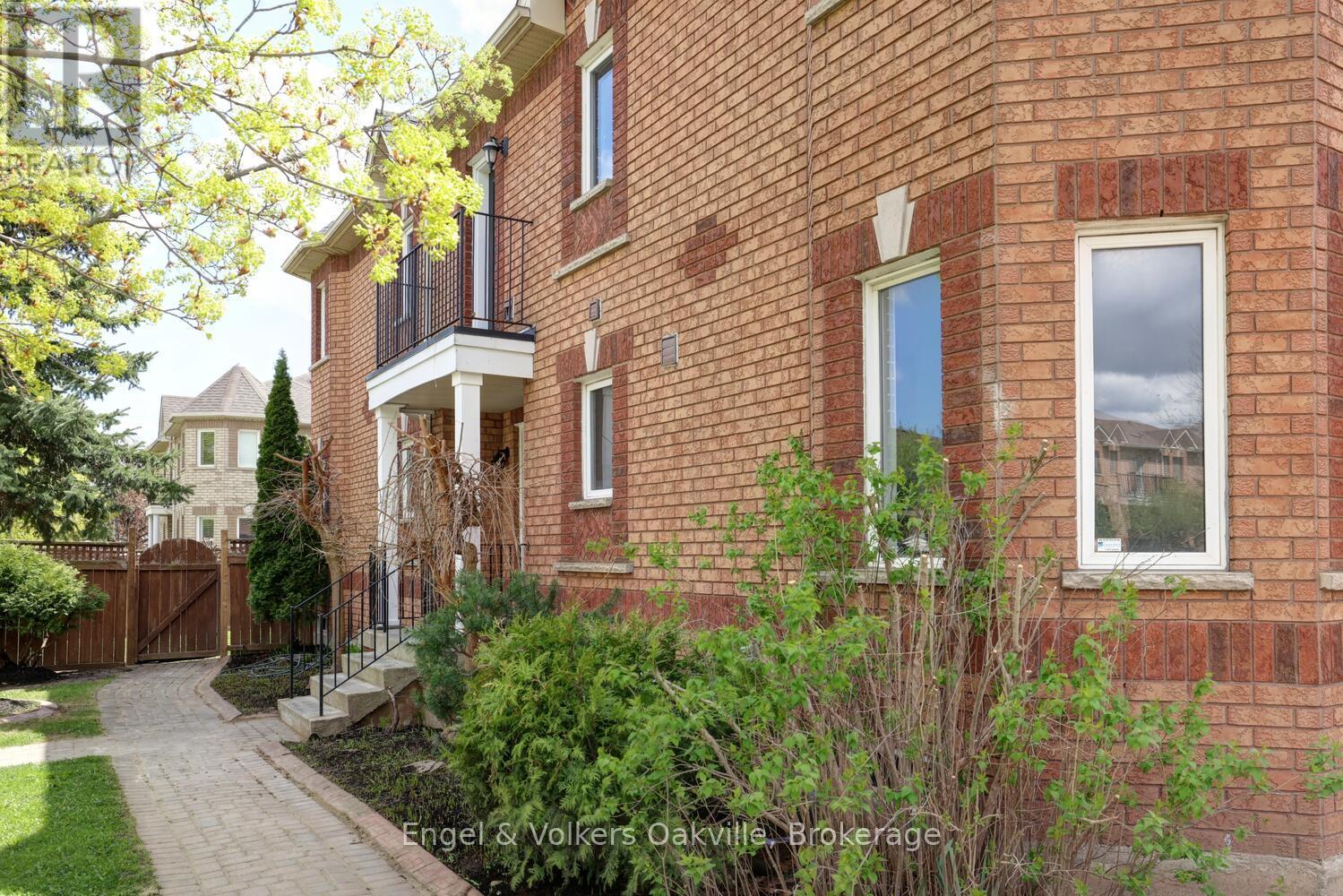 3933 Coachman Circle, Mississauga, Ontario  L5M 6R1 - Photo 3 - W12134462