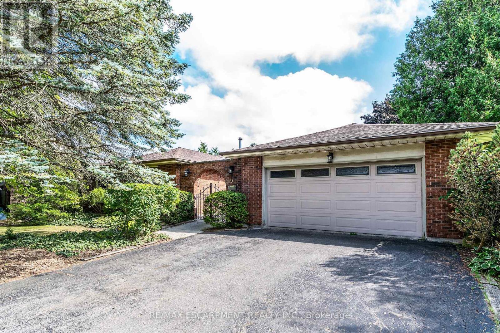 19 Isabel Drive, Brantford, Ontario  N3T 0L8 - Photo 1 - X12150903