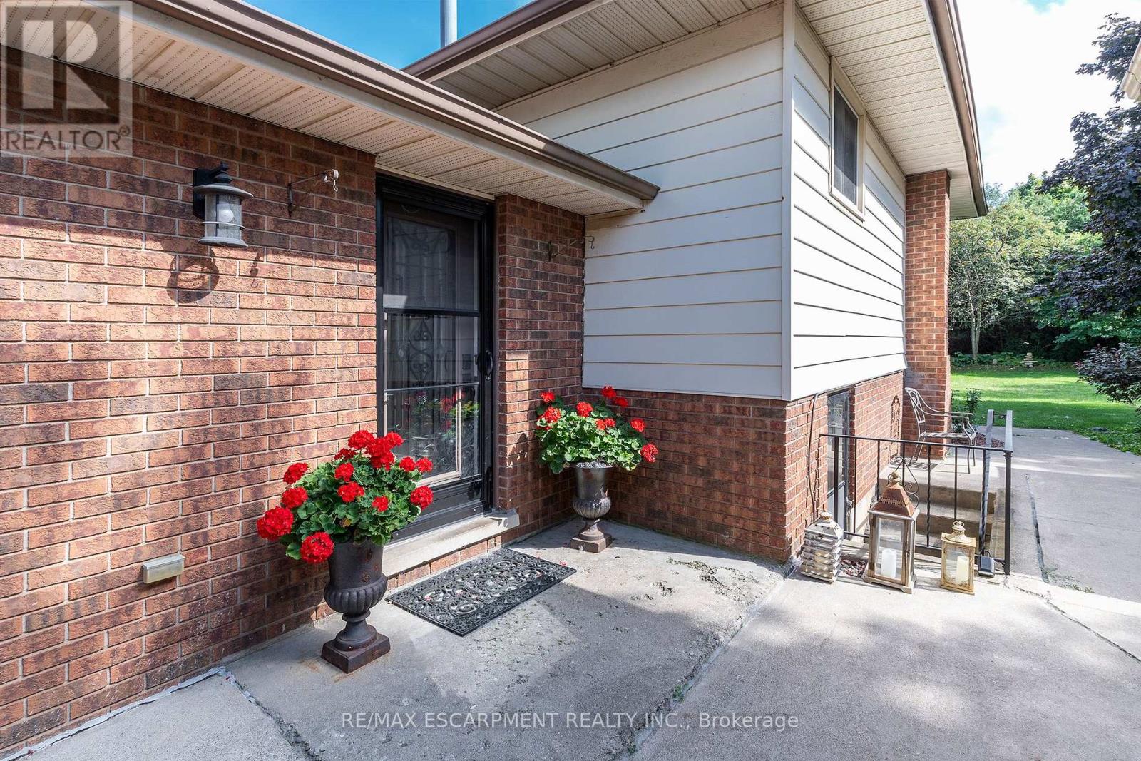 19 Isabel Drive, Brantford, Ontario  N3T 0L8 - Photo 3 - X12150903