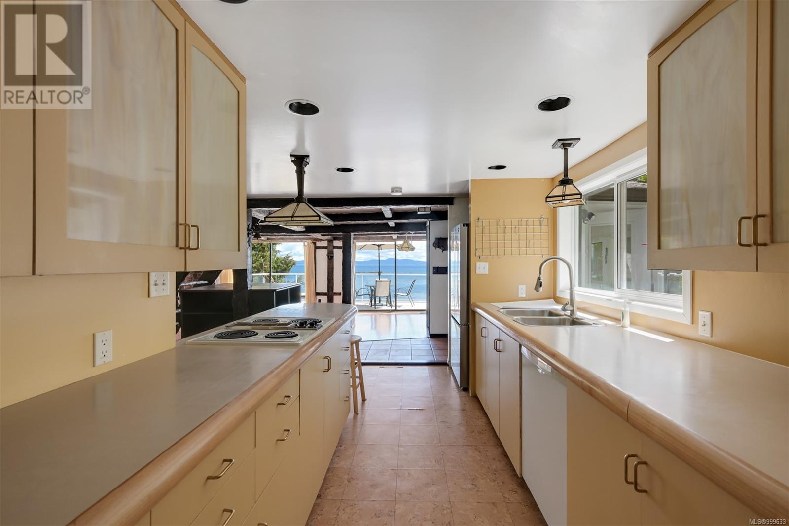 Property at 4955 Cordova Bay Rd image 4