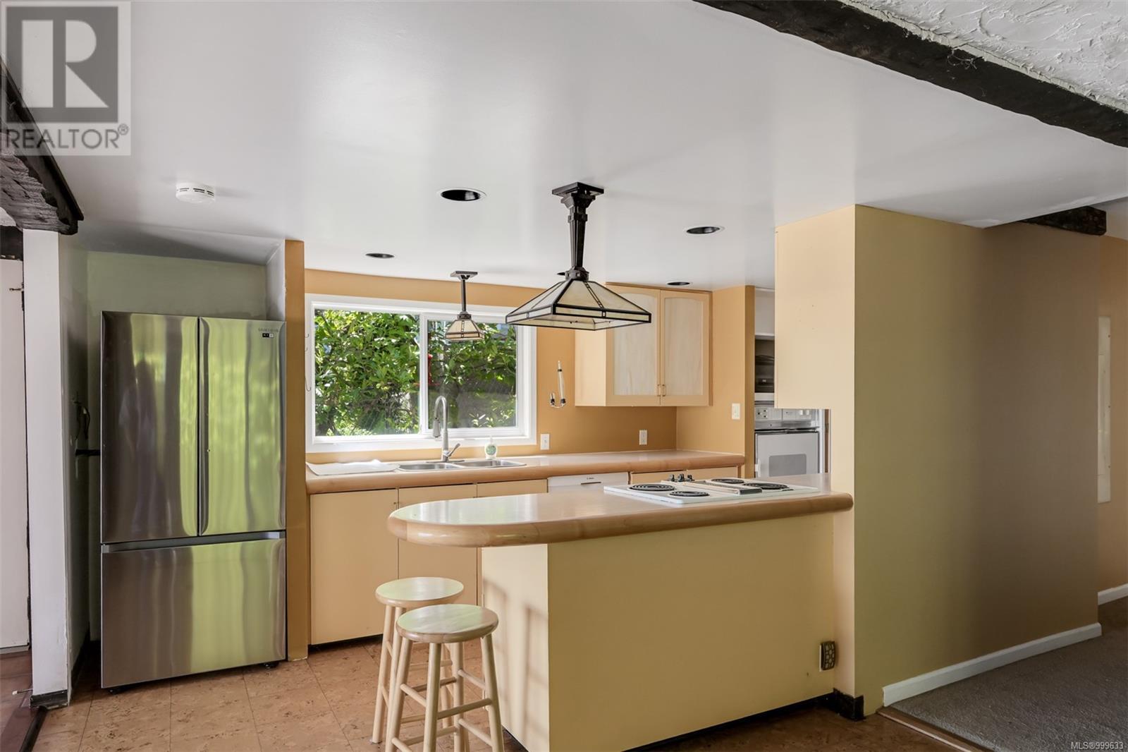 Property at 4955 Cordova Bay Rd image 2