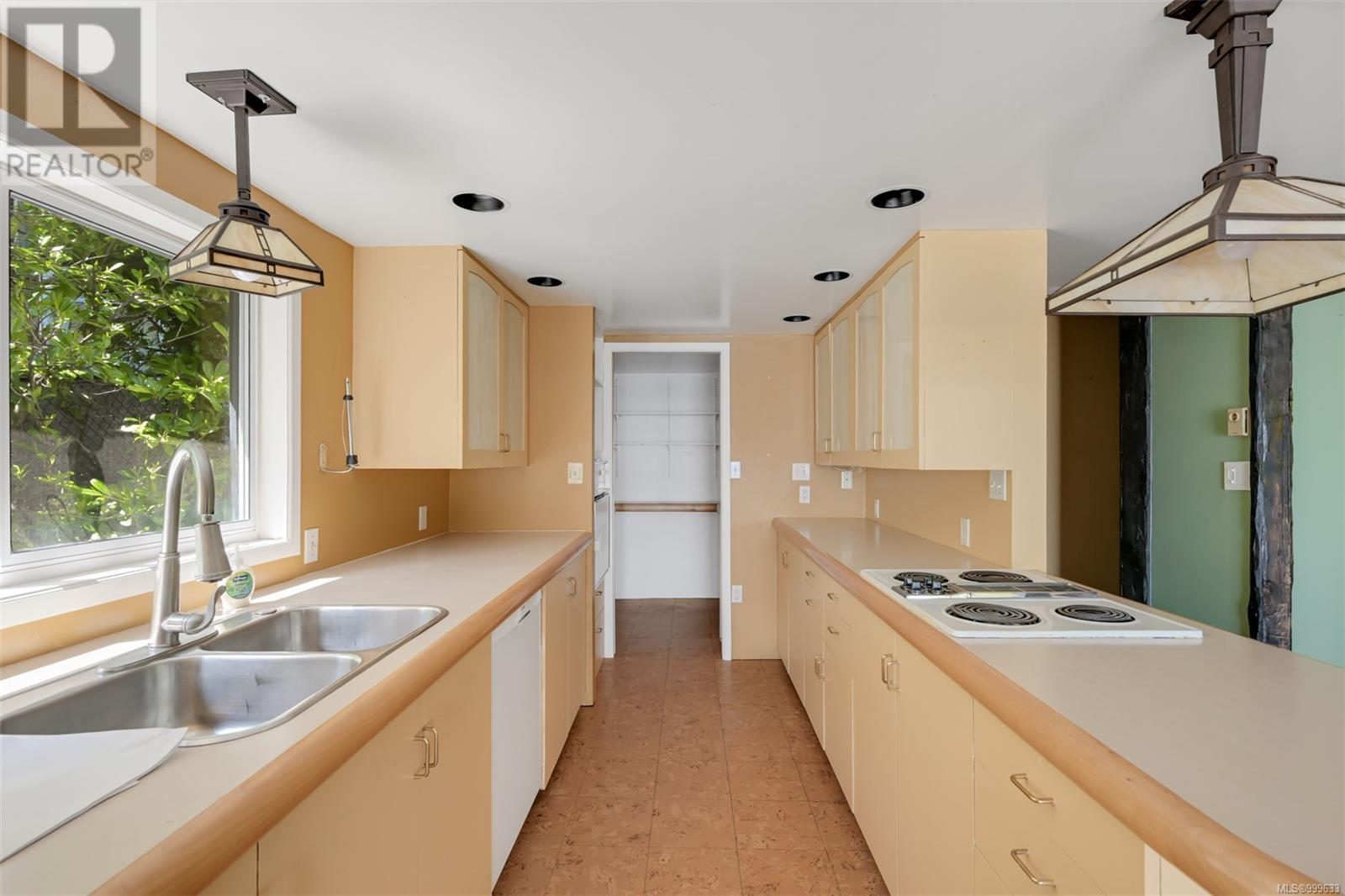 Property at 4955 Cordova Bay Rd image 3