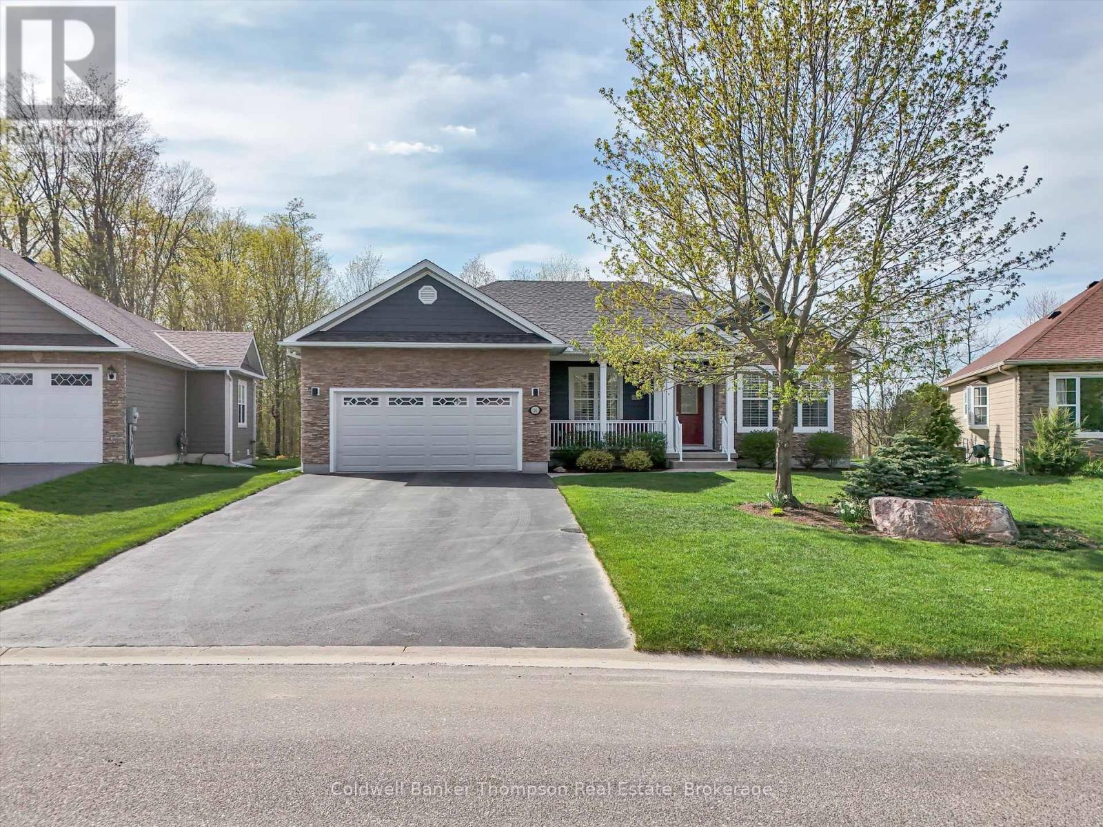 <div class="slider-price">$999,900</div><p>16 Homestead Lane, Huntsville, Ontario</p>