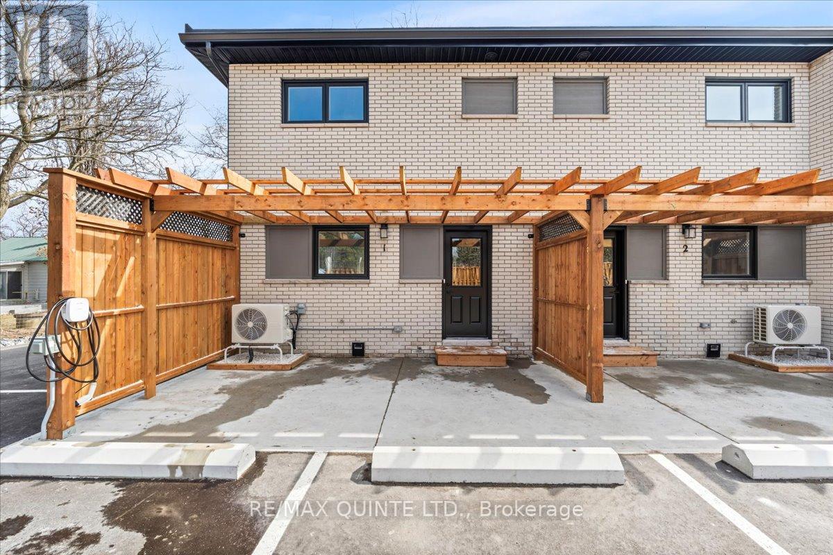<div class="slider-price">$2,300 Monthly</div><p>3 - 865 Old  Highway 2, Quinte West, Ontario</p>