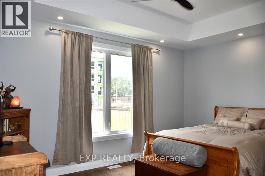 207 Essex Street, Sarnia, Ontario  N7T 0C2 - Photo 14 - X12151176