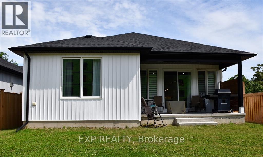 207 Essex Street, Sarnia, Ontario  N7T 0C2 - Photo 2 - X12151176