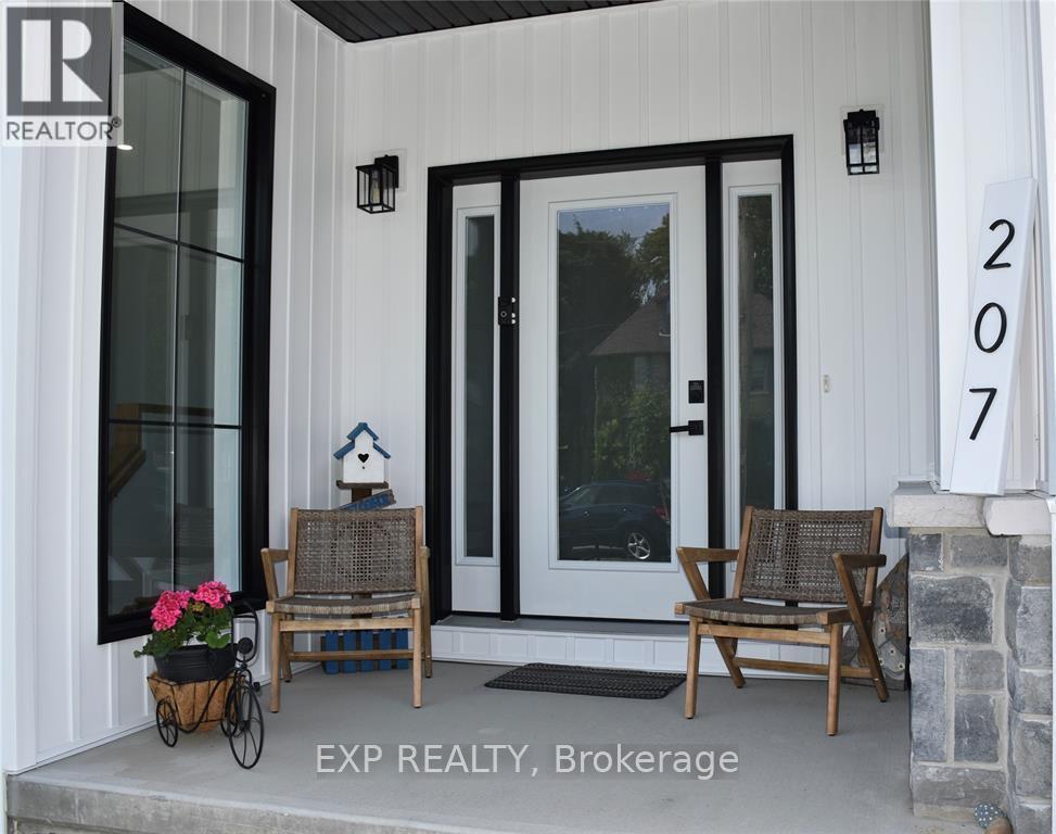 207 Essex Street, Sarnia, Ontario  N7T 0C2 - Photo 3 - X12151176