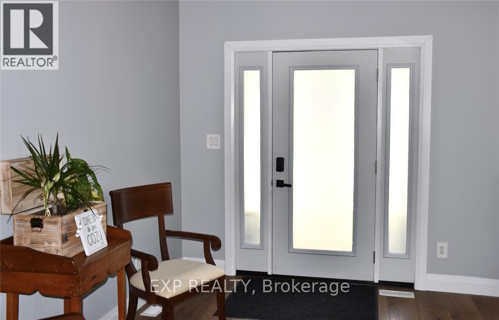 207 Essex Street, Sarnia, Ontario  N7T 0C2 - Photo 4 - X12151176