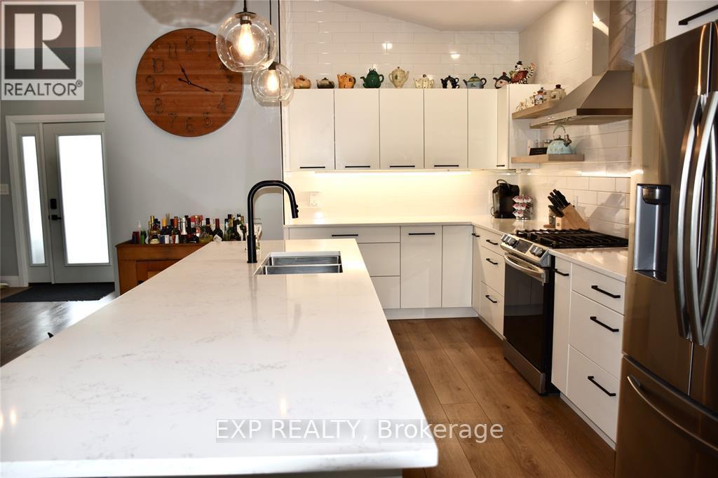 207 Essex Street, Sarnia, Ontario  N7T 0C2 - Photo 9 - X12151176