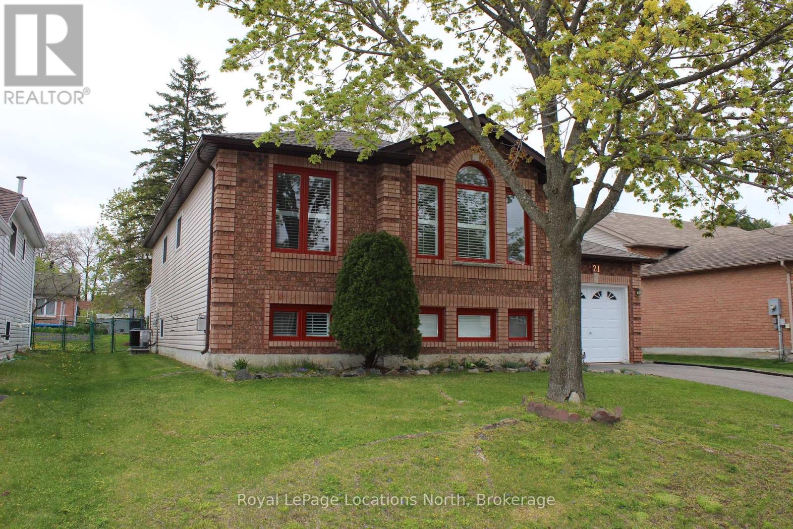 21 Langevin Drive, Wasaga Beach, Ontario  L9Z 1C6 - Photo 2 - S12151229