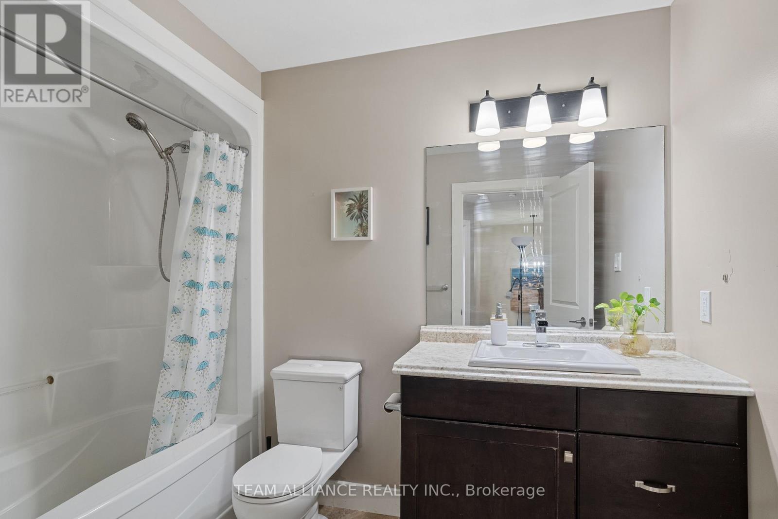 25 Queensway Drive, Strathroy-Caradoc, Ontario  N7G 4M2 - Photo 24 - X12097540