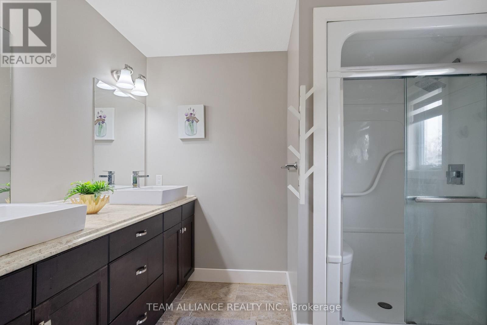25 Queensway Drive, Strathroy-Caradoc, Ontario  N7G 4M2 - Photo 17 - X12097540