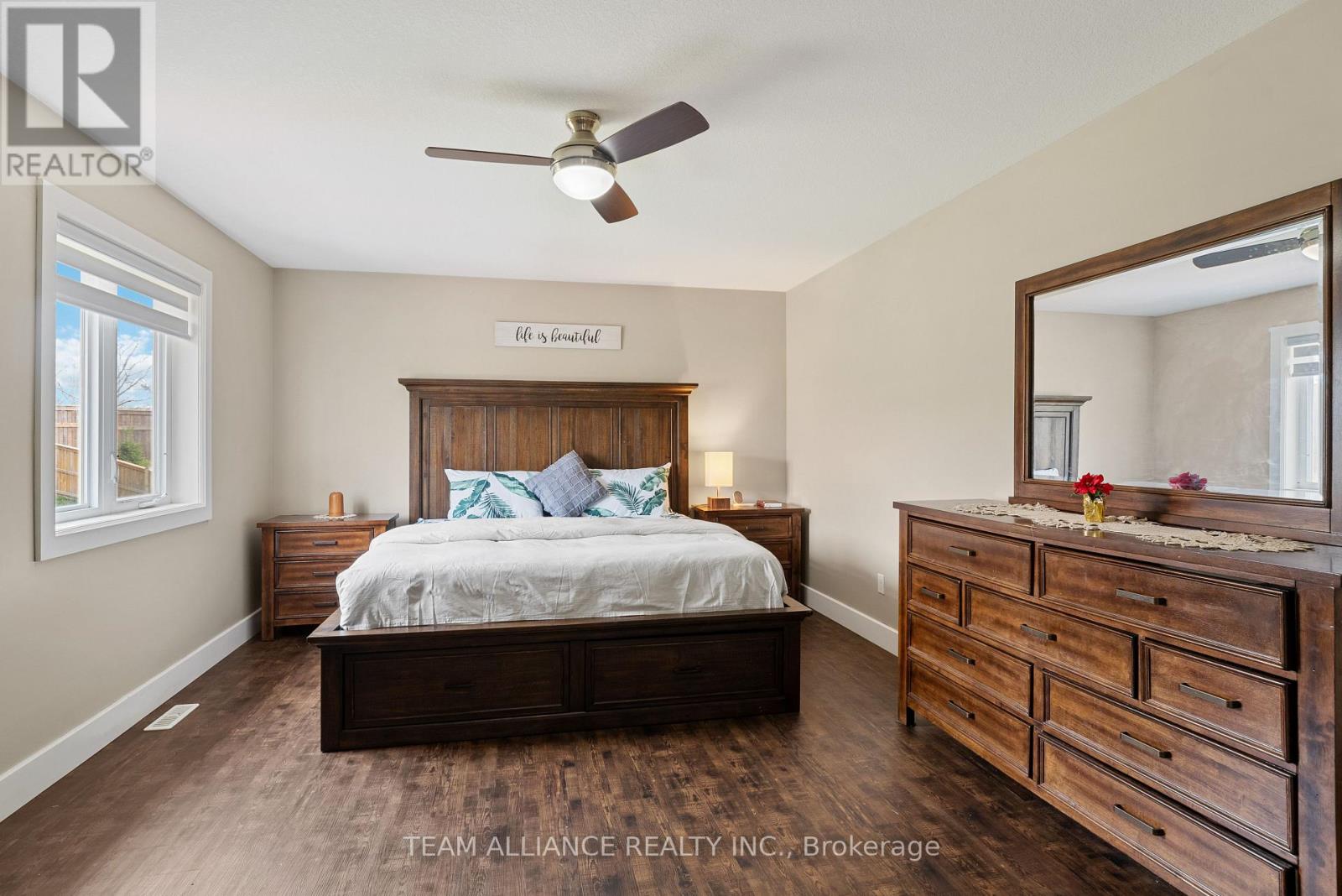 25 Queensway Drive, Strathroy-Caradoc, Ontario  N7G 4M2 - Photo 16 - X12097540