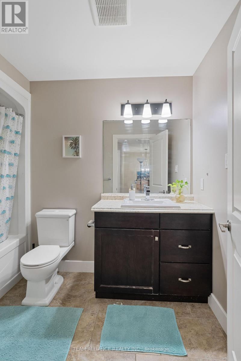 25 Queensway Drive, Strathroy-Caradoc, Ontario  N7G 4M2 - Photo 25 - X12097540