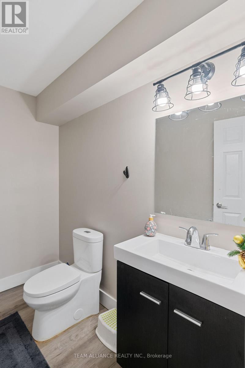 25 Queensway Drive, Strathroy-Caradoc, Ontario  N7G 4M2 - Photo 29 - X12097540