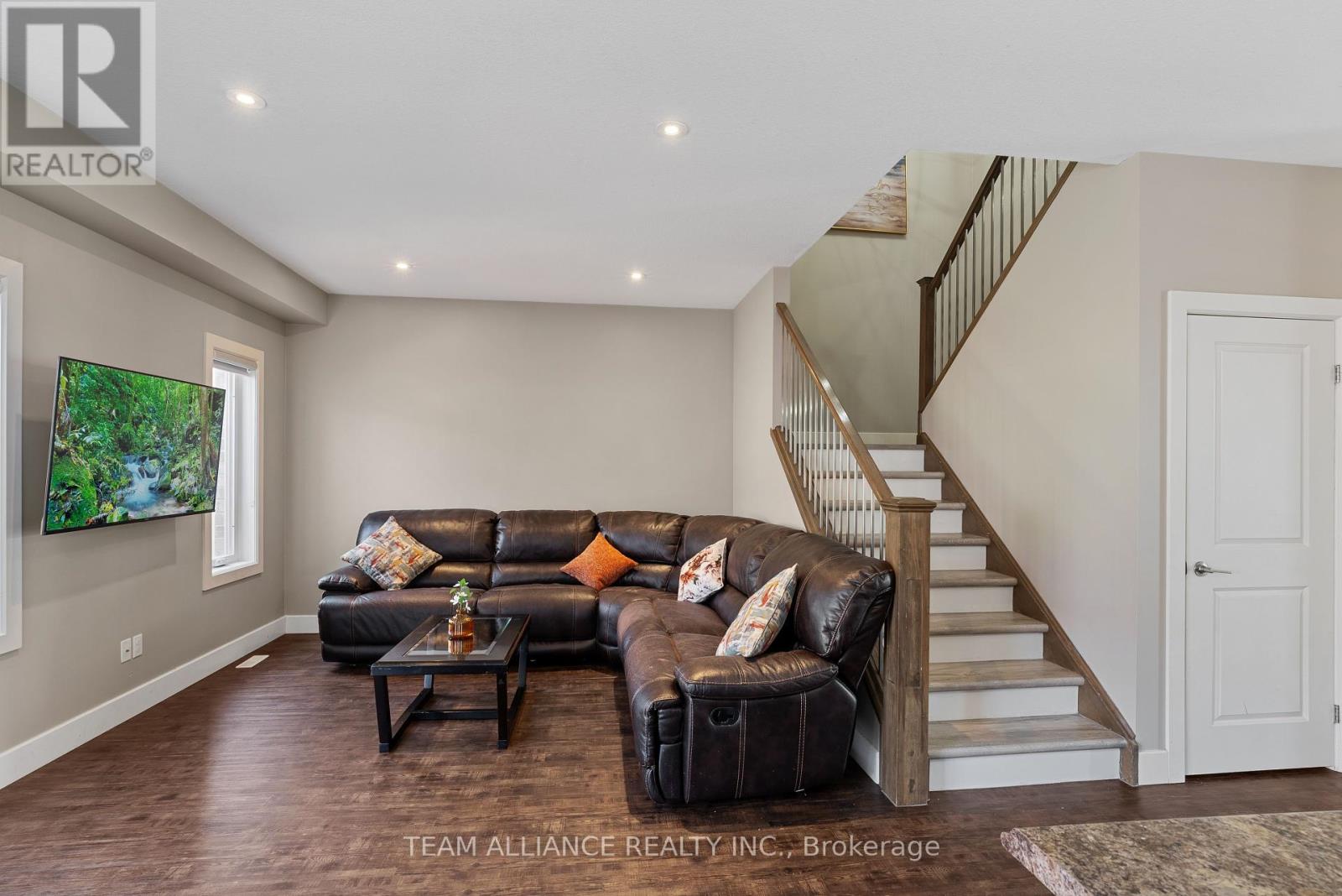 25 Queensway Drive, Strathroy-Caradoc, Ontario  N7G 4M2 - Photo 6 - X12097540