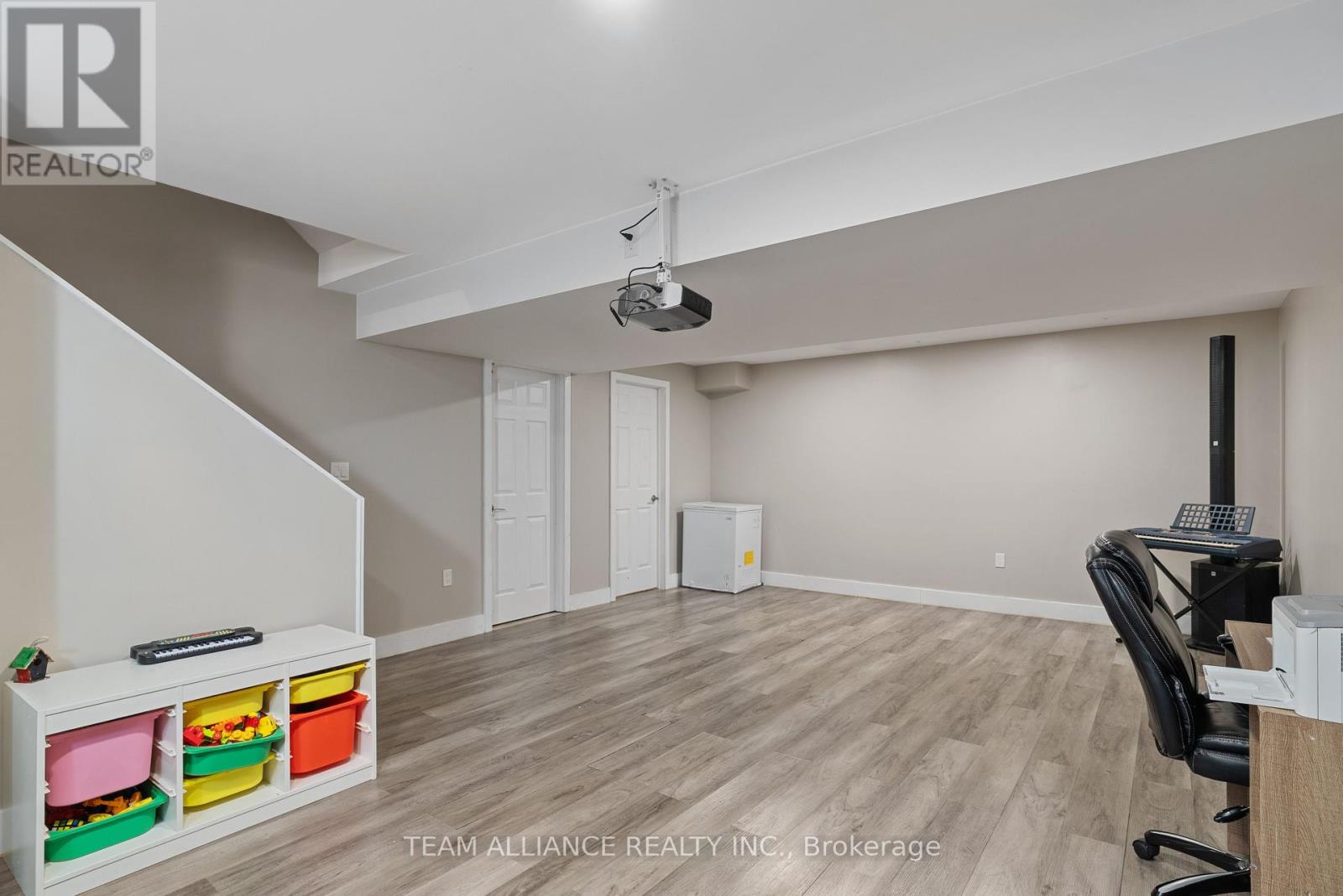 25 Queensway Drive, Strathroy-Caradoc, Ontario  N7G 4M2 - Photo 26 - X12097540