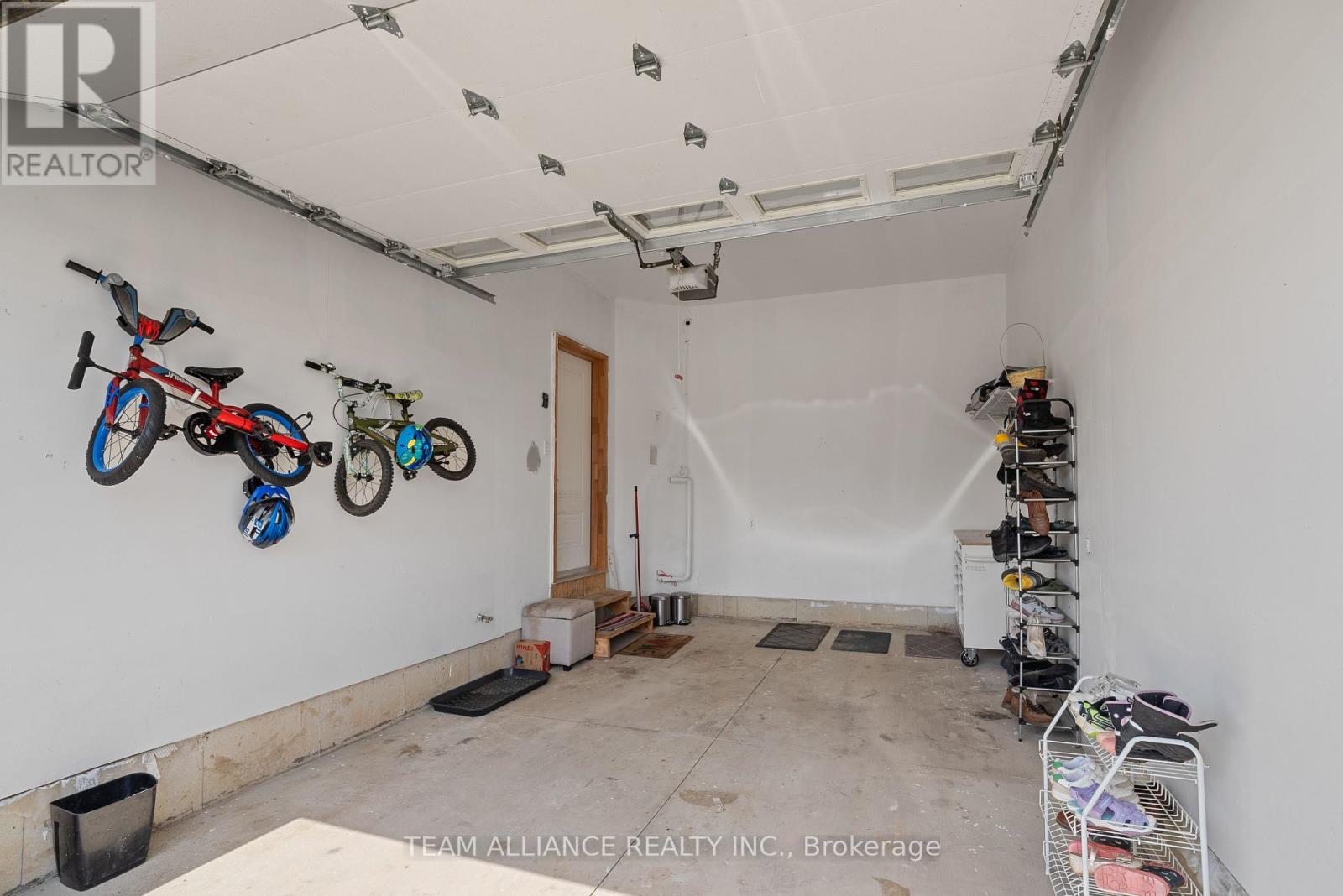 25 Queensway Drive, Strathroy-Caradoc, Ontario  N7G 4M2 - Photo 30 - X12097540