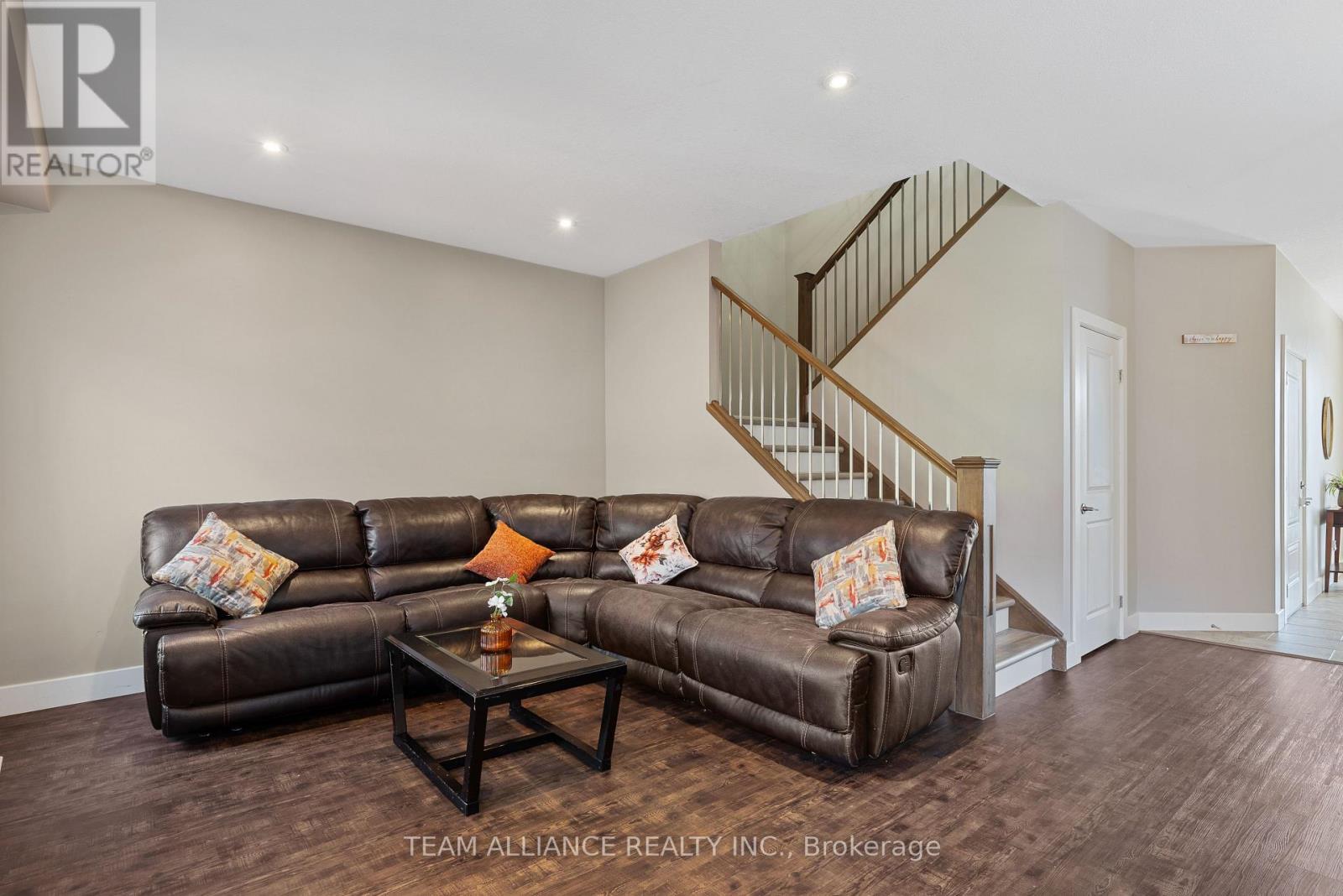25 Queensway Drive, Strathroy-Caradoc, Ontario  N7G 4M2 - Photo 7 - X12097540