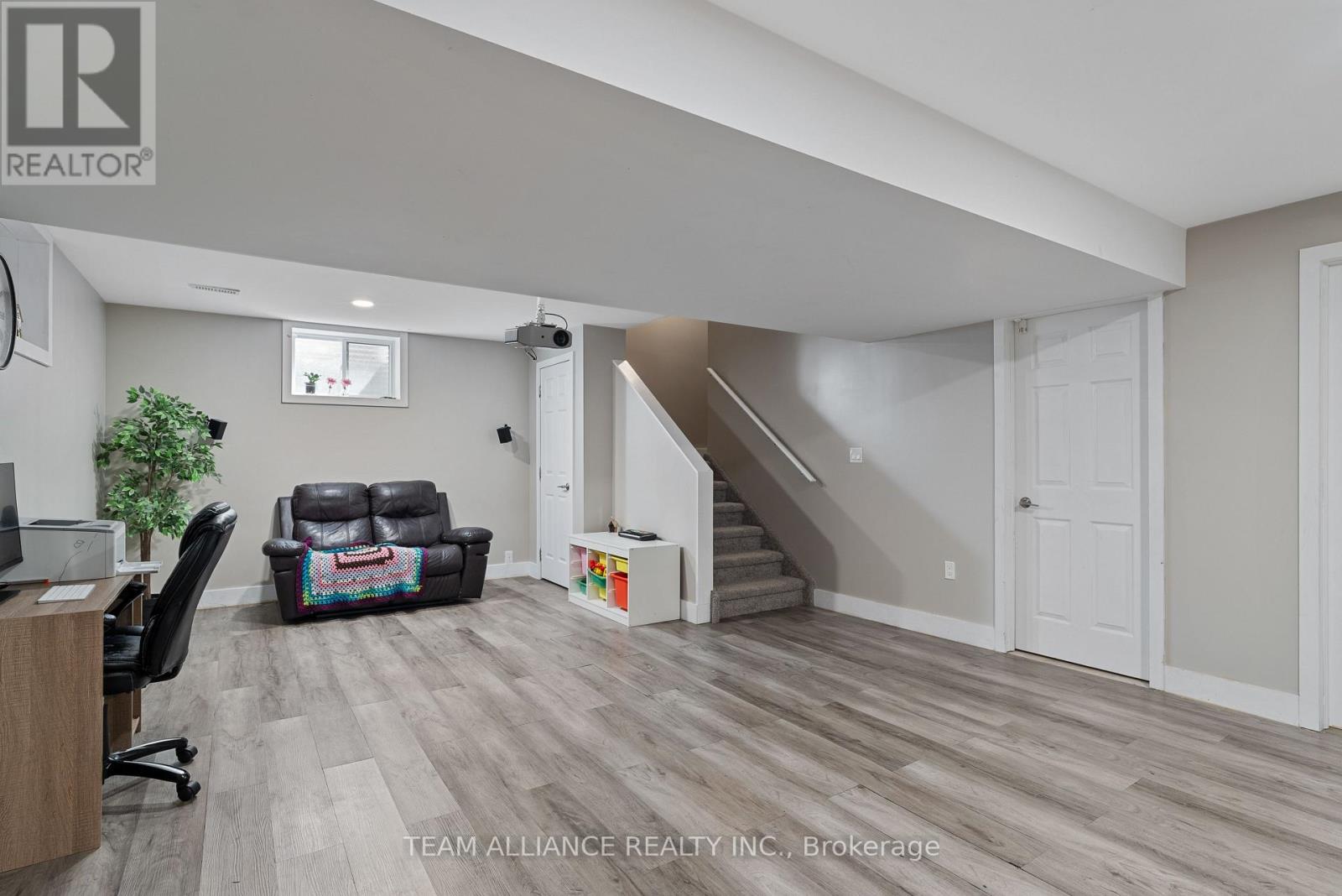 25 Queensway Drive, Strathroy-Caradoc, Ontario  N7G 4M2 - Photo 27 - X12097540