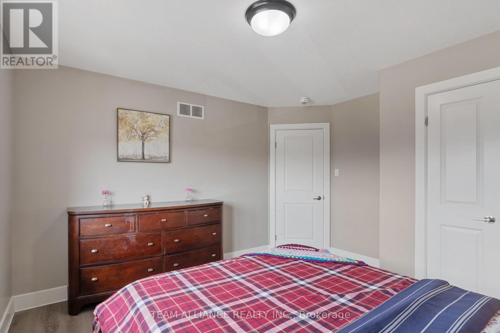 25 Queensway Drive, Strathroy-Caradoc, Ontario  N7G 4M2 - Photo 20 - X12097540