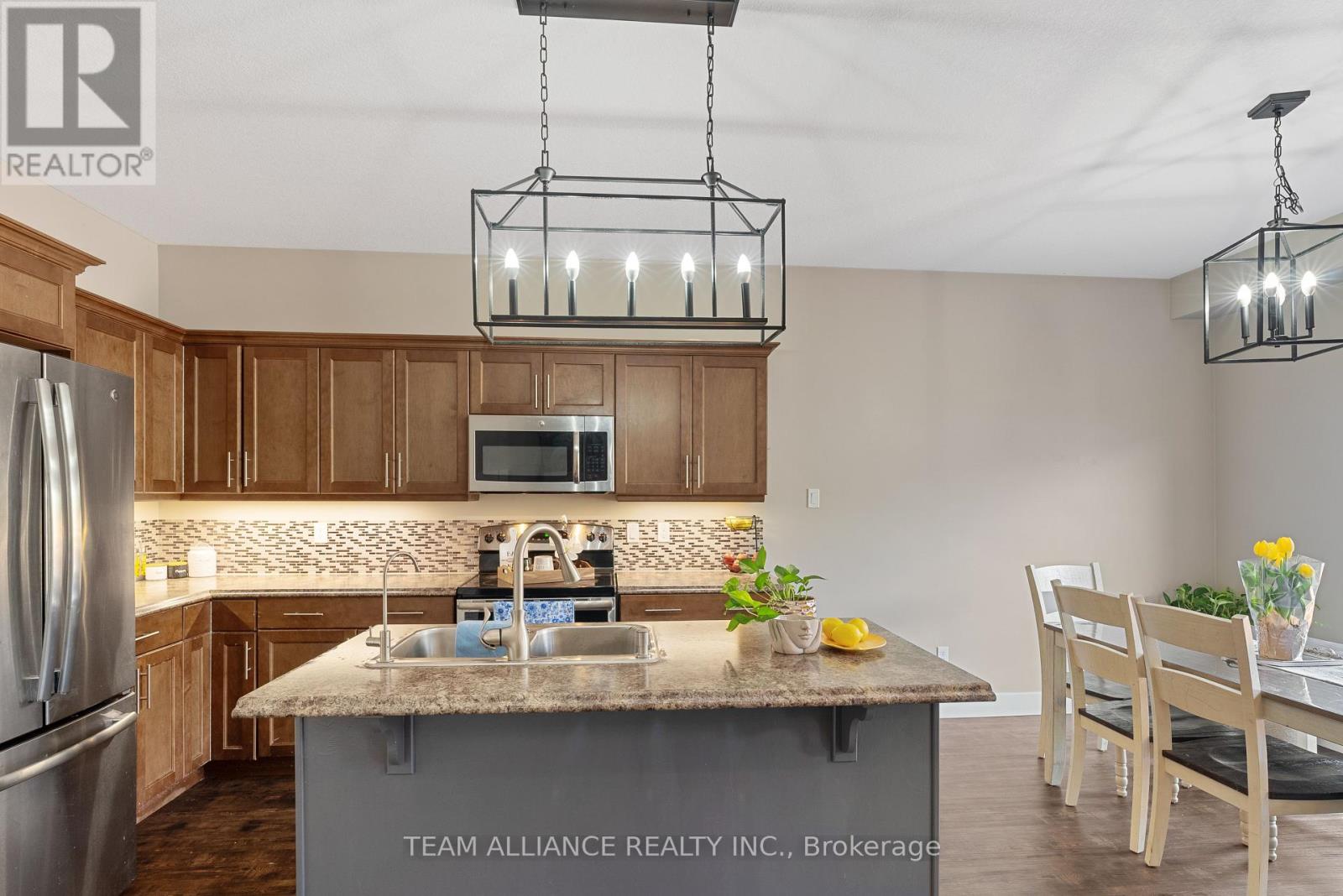 25 Queensway Drive, Strathroy-Caradoc, Ontario  N7G 4M2 - Photo 11 - X12097540