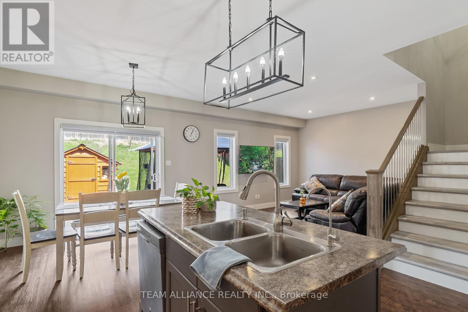 25 Queensway Drive, Strathroy-Caradoc, Ontario  N7G 4M2 - Photo 8 - X12097540