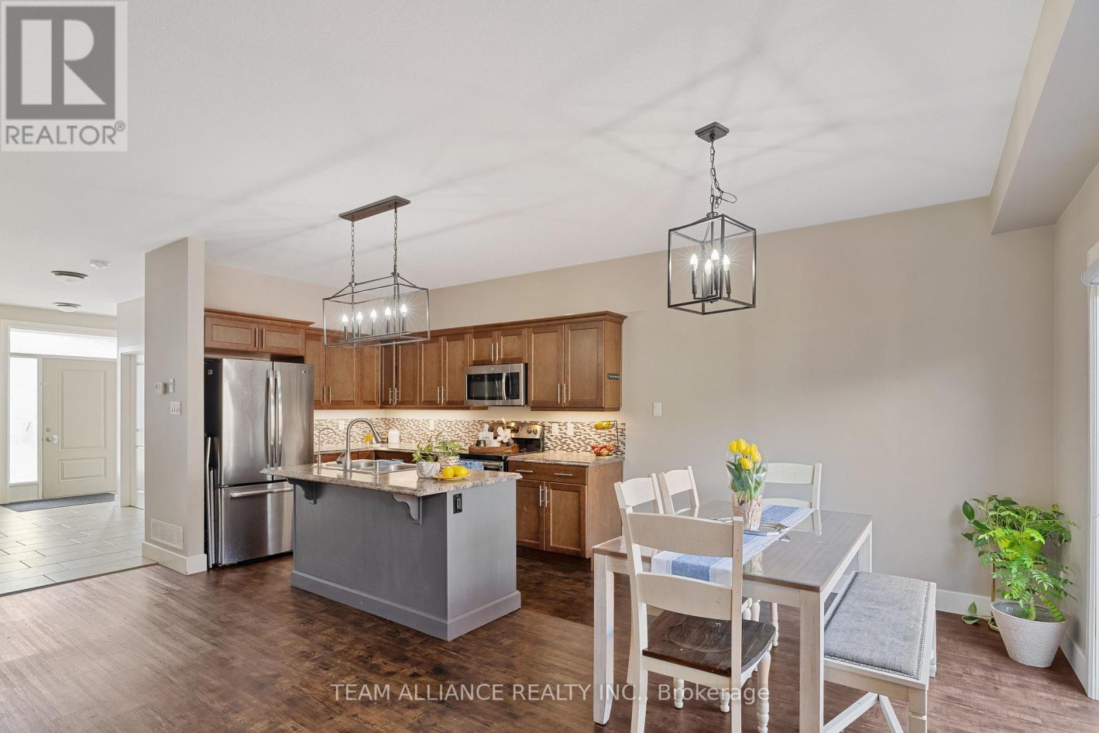 25 Queensway Drive, Strathroy-Caradoc, Ontario  N7G 4M2 - Photo 12 - X12097540
