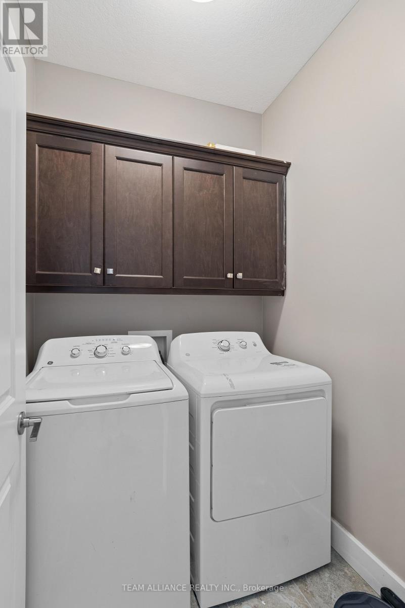 25 Queensway Drive, Strathroy-Caradoc, Ontario  N7G 4M2 - Photo 13 - X12097540