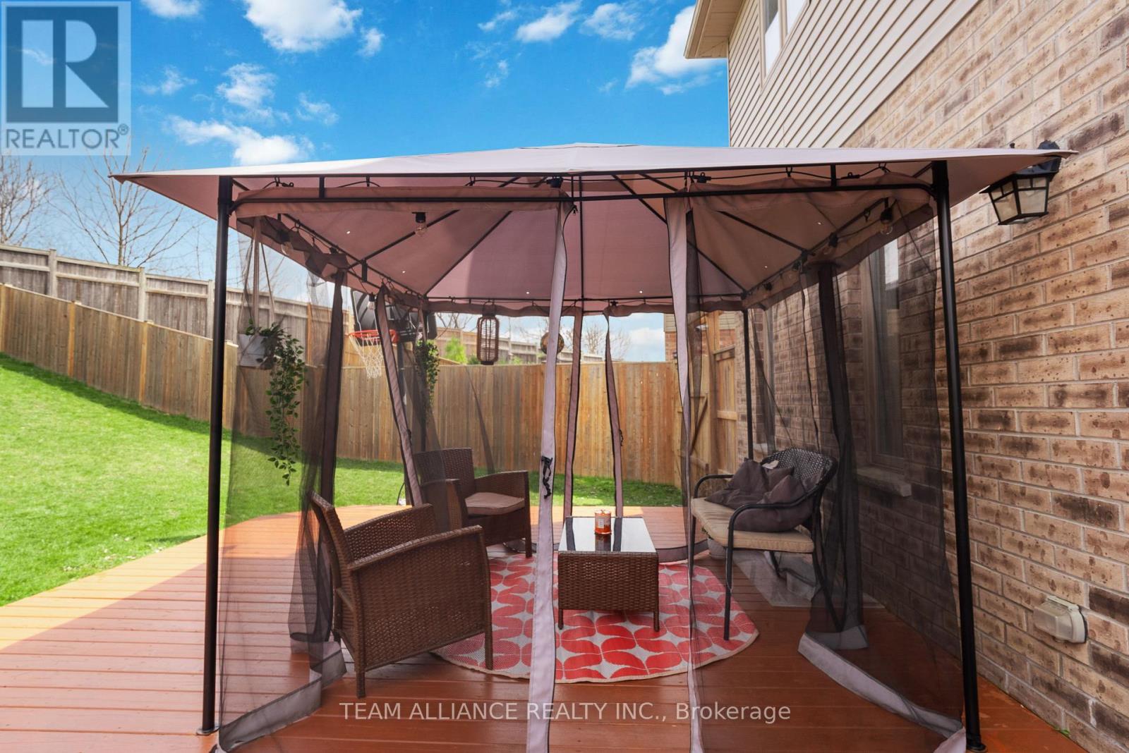 25 Queensway Drive, Strathroy-Caradoc, Ontario  N7G 4M2 - Photo 33 - X12097540