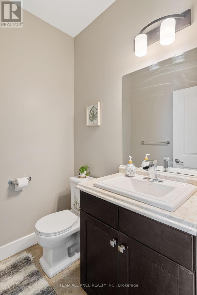 25 Queensway Drive, Strathroy-Caradoc, Ontario  N7G 4M2 - Photo 14 - X12097540