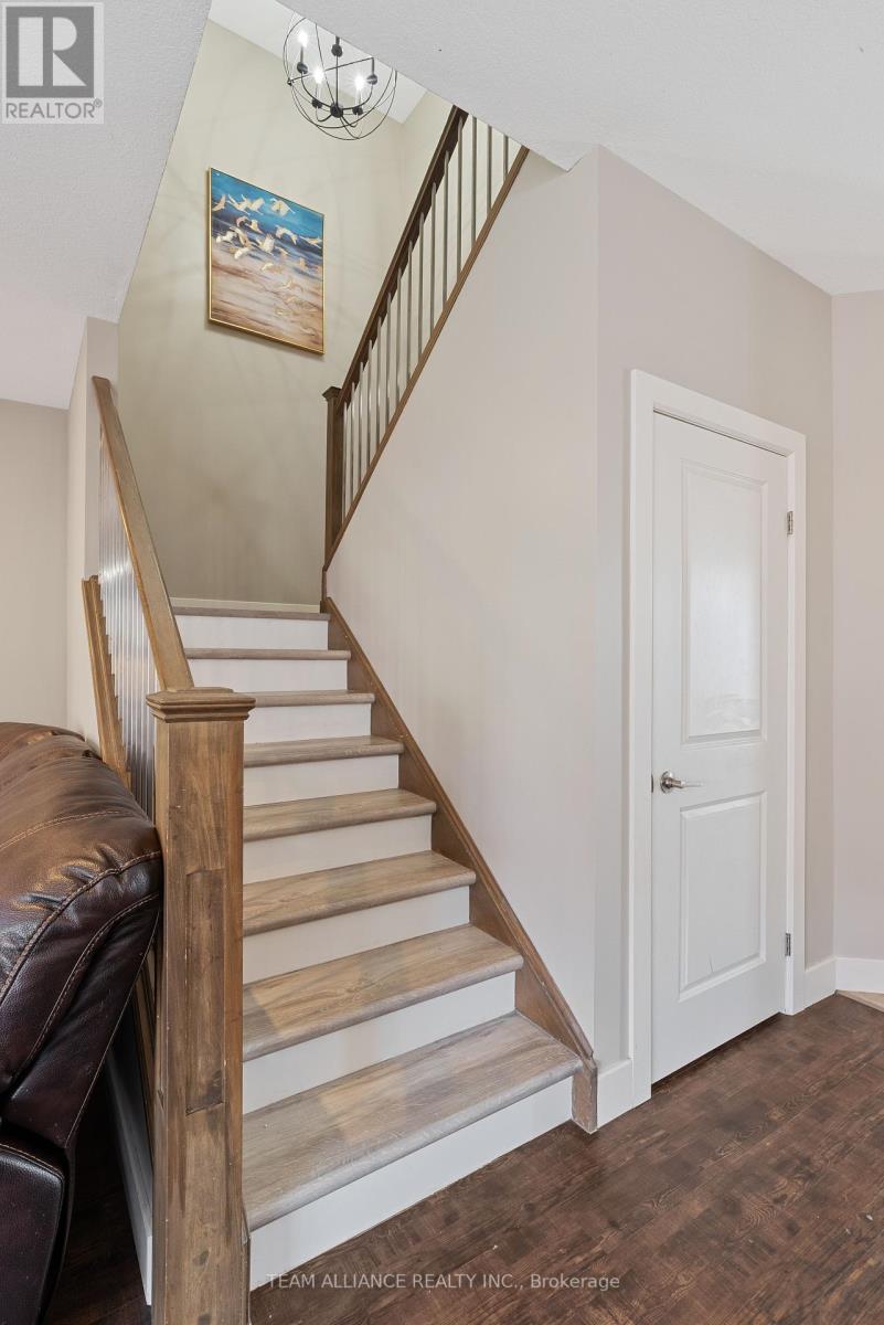 25 Queensway Drive, Strathroy-Caradoc, Ontario  N7G 4M2 - Photo 15 - X12097540