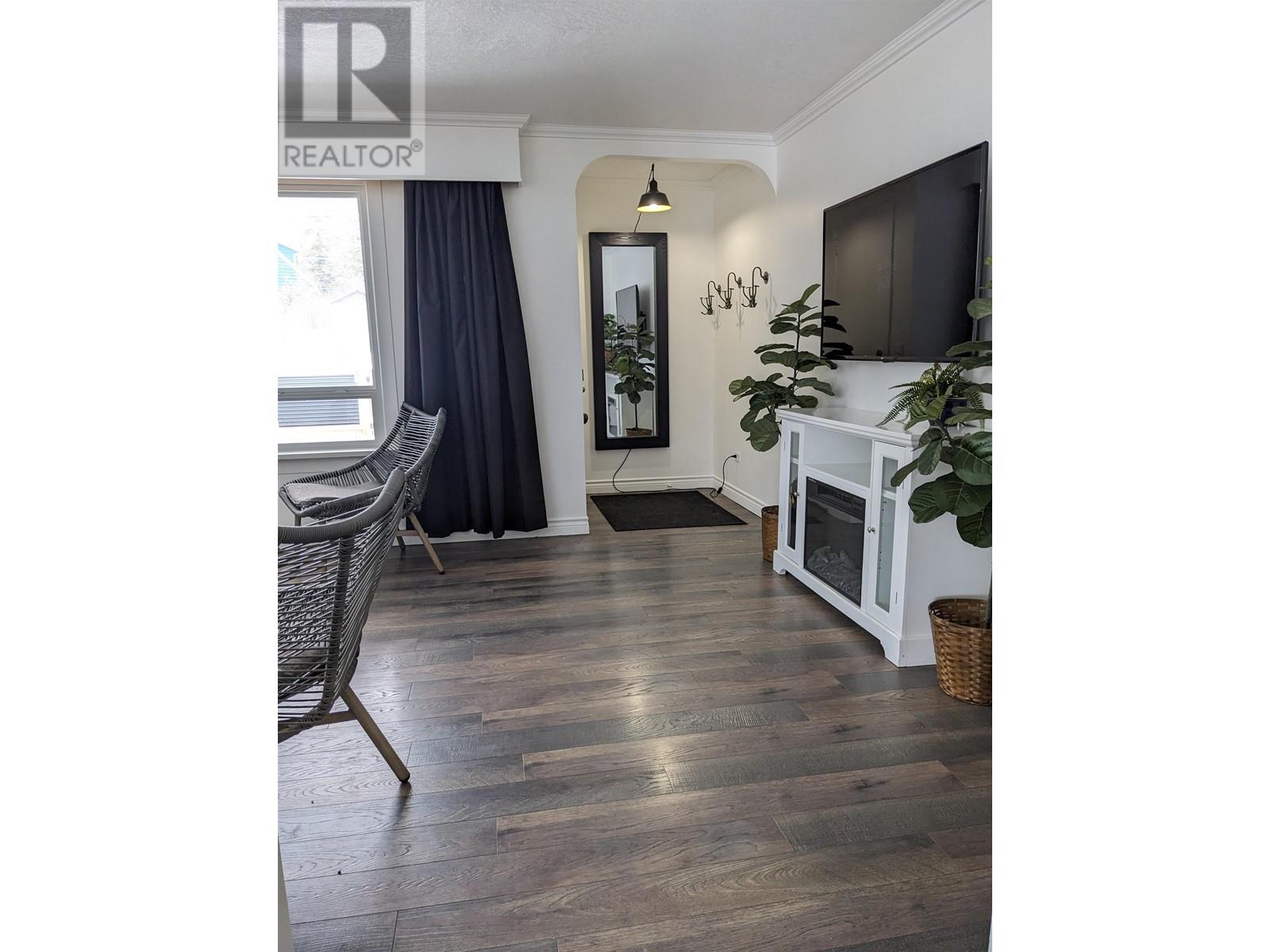 Property at 1066 YORSTON AVENUE image 2
