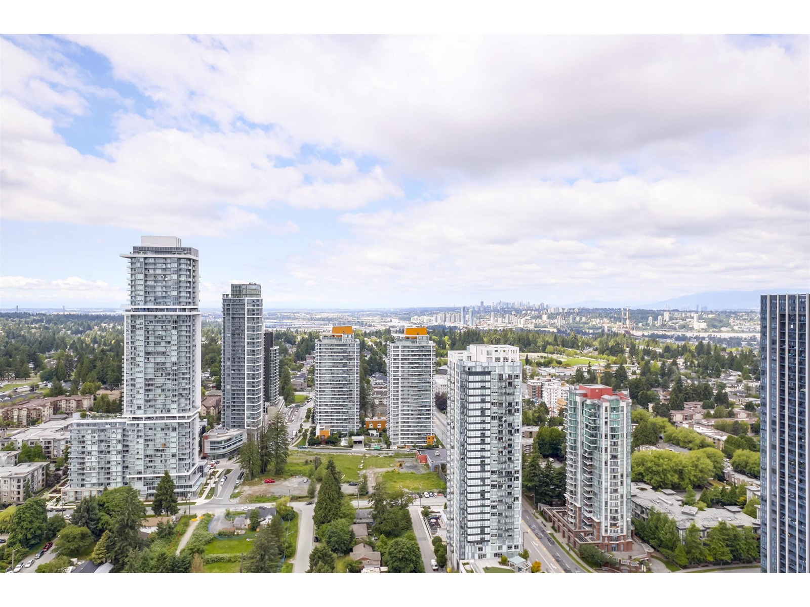 3709 13495 Central Avenue, Surrey, British Columbia  V3T 0K2 - Photo 1 - R2991692