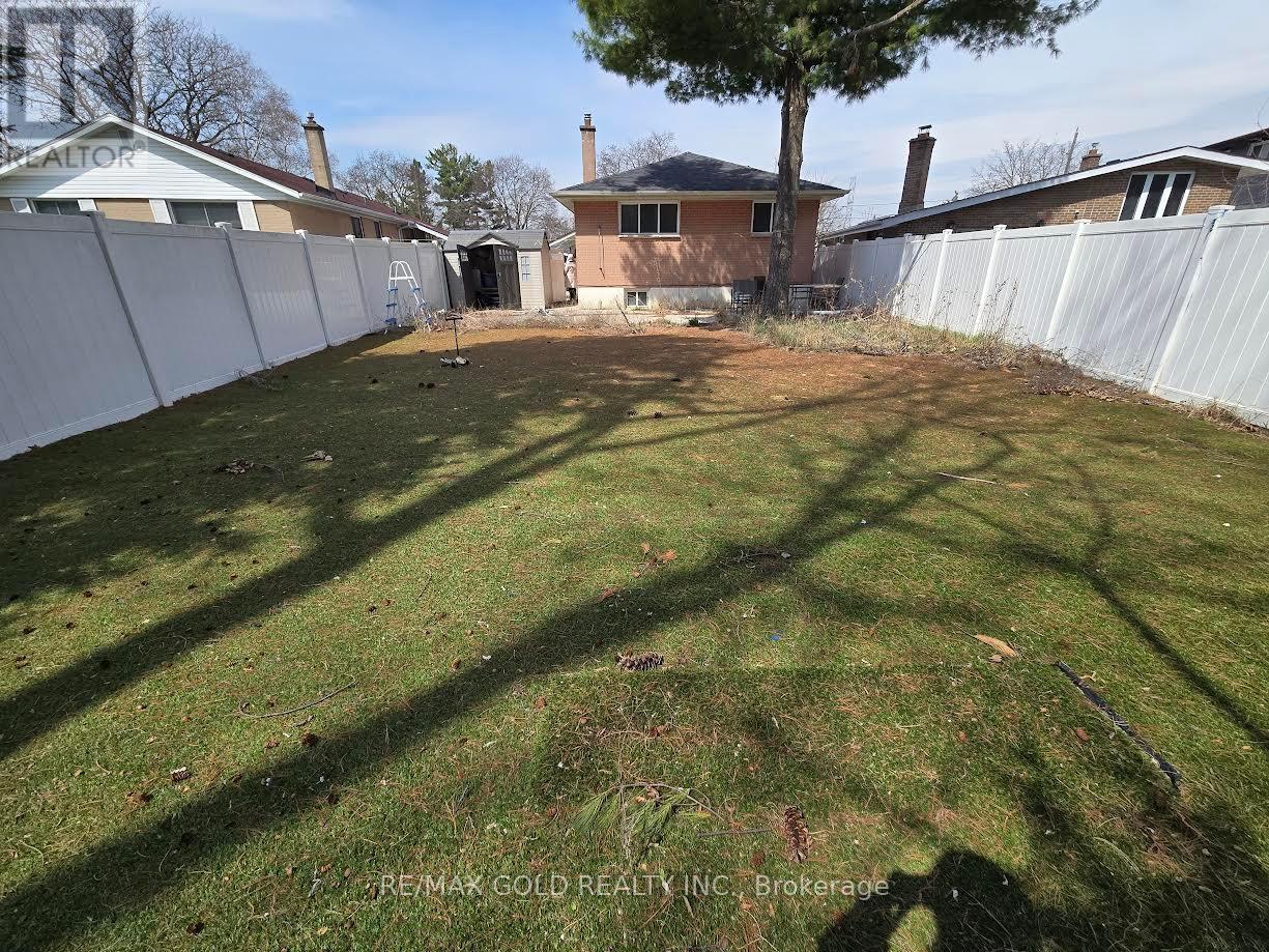 111 Verobeach Boulevard, Toronto (Humbermede), Ontario  M9M 1P8 - Photo 9 - W12102843