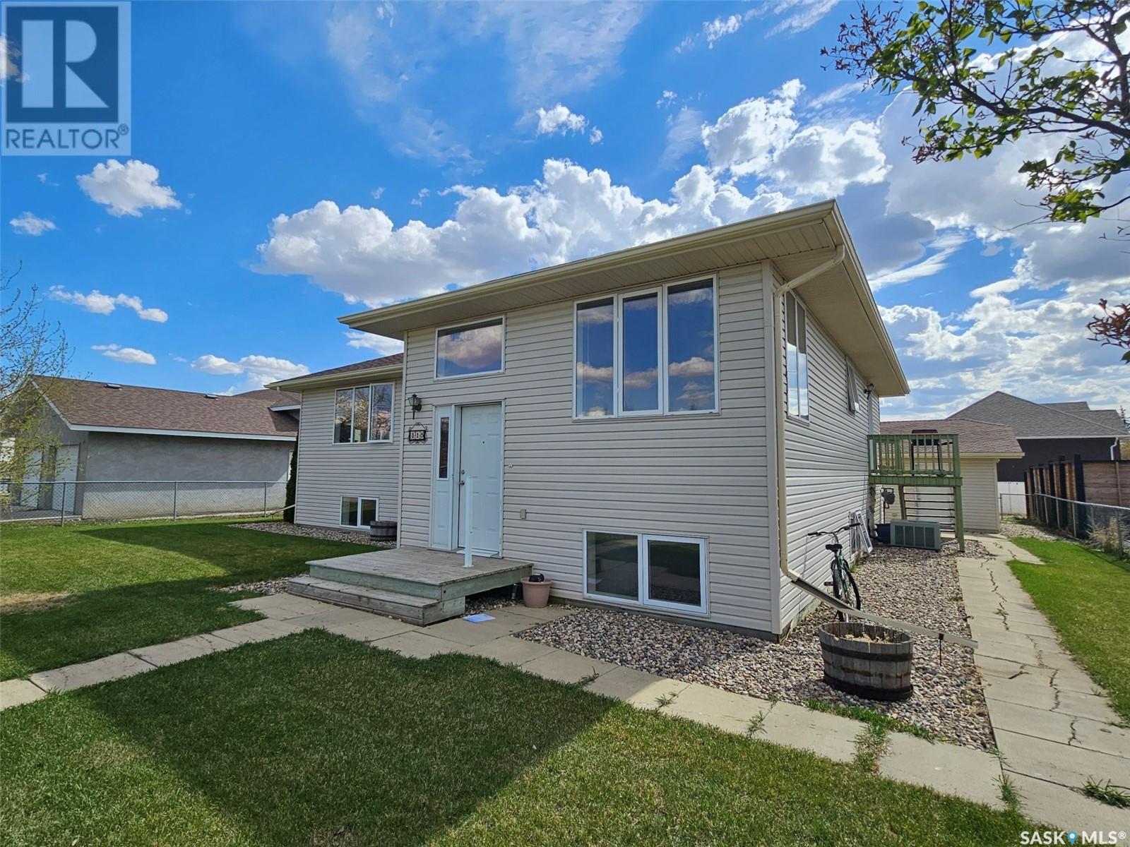 115 Carson Bay, Lampman, Saskatchewan  S0C 1N0 - Photo 2 - SK006063