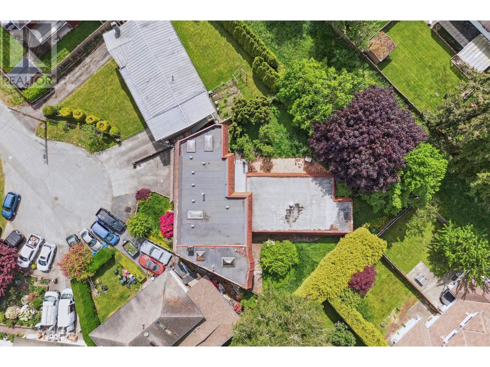 Property at 4523 KING EDWARD PLACE image 4