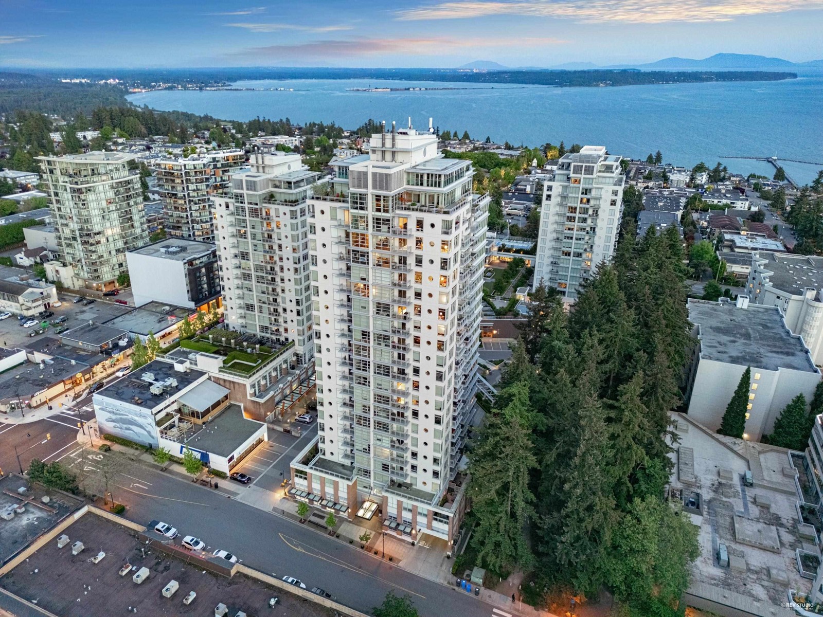 1904 15152 Russell Avenue, White Rock, British Columbia  V4B 0A3 - Photo 1 - R2999737