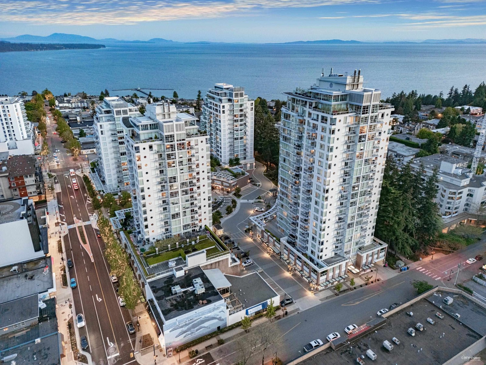 1904 15152 Russell Avenue, White Rock, British Columbia  V4B 0A3 - Photo 2 - R2999737