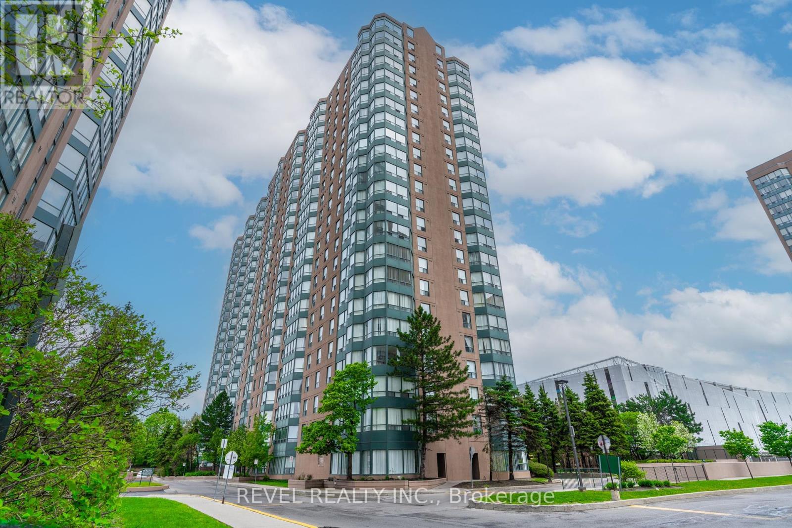 713 - 135 Hillcrest Avenue, Mississauga, Ontario  L5B 4B1 - Photo 1 - W12151301