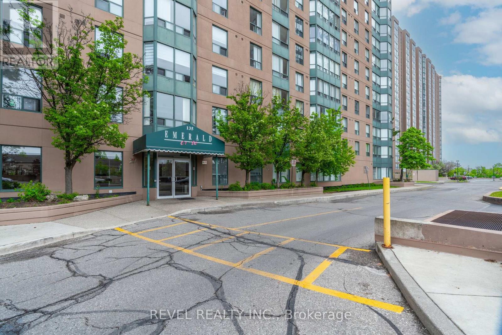713 - 135 Hillcrest Avenue, Mississauga, Ontario  L5B 4B1 - Photo 2 - W12151301