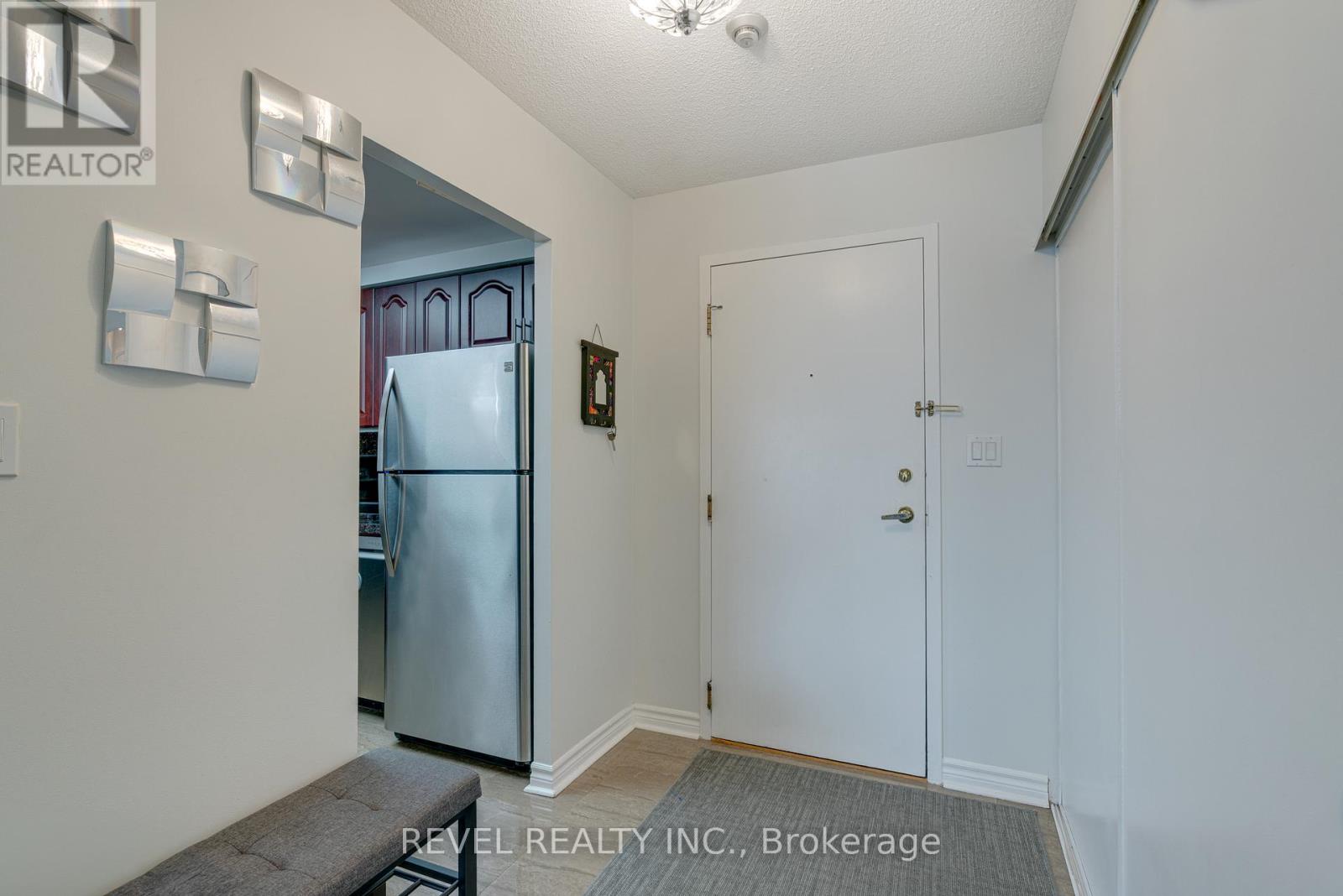 713 - 135 Hillcrest Avenue, Mississauga, Ontario  L5B 4B1 - Photo 4 - W12151301