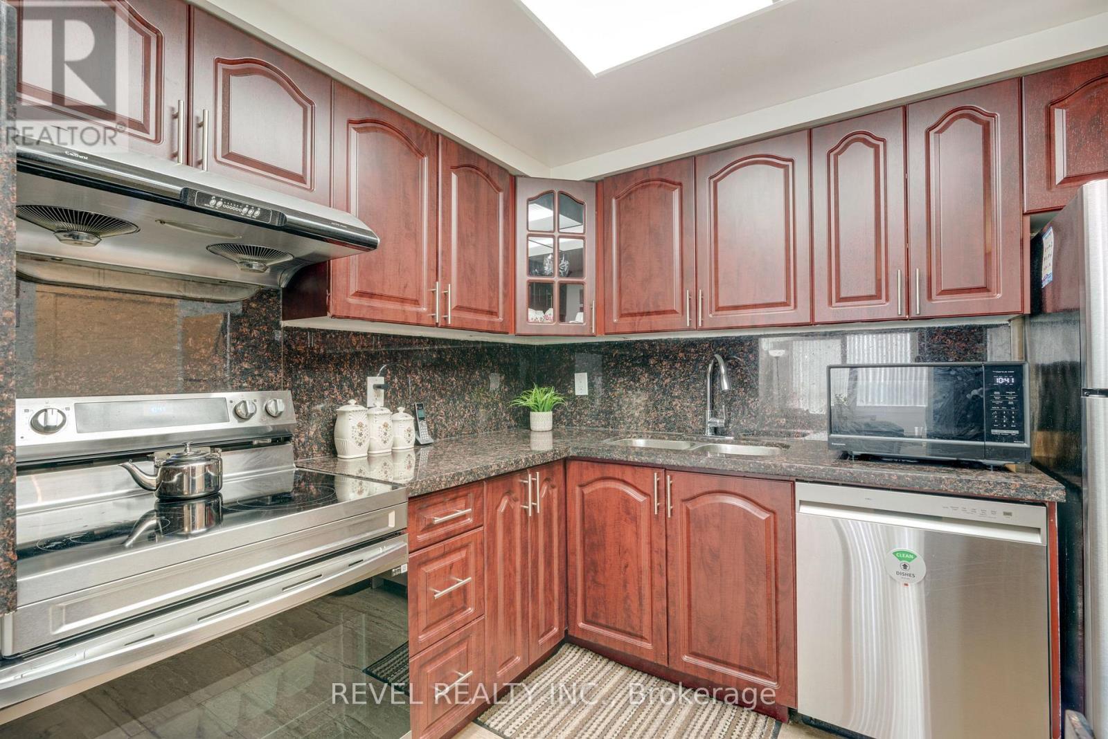 713 - 135 Hillcrest Avenue, Mississauga, Ontario  L5B 4B1 - Photo 6 - W12151301
