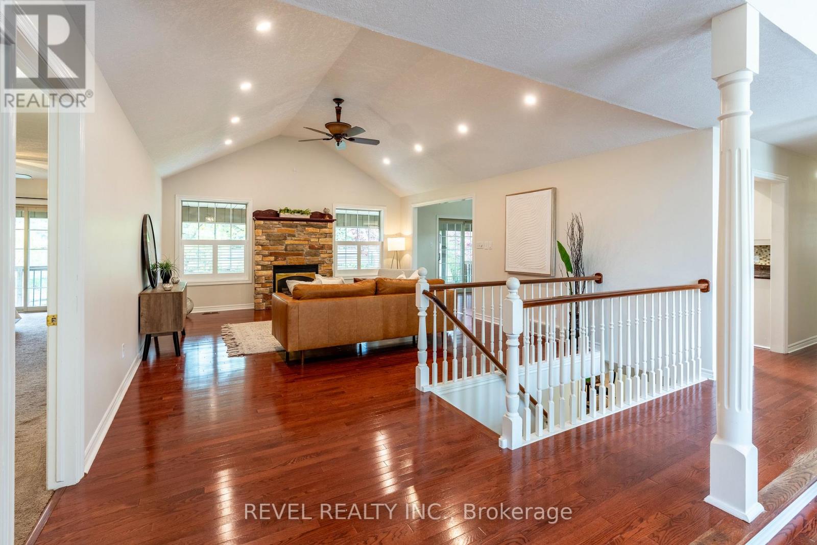 Property at 632 BAYHAMPTON CRESCENT image 2