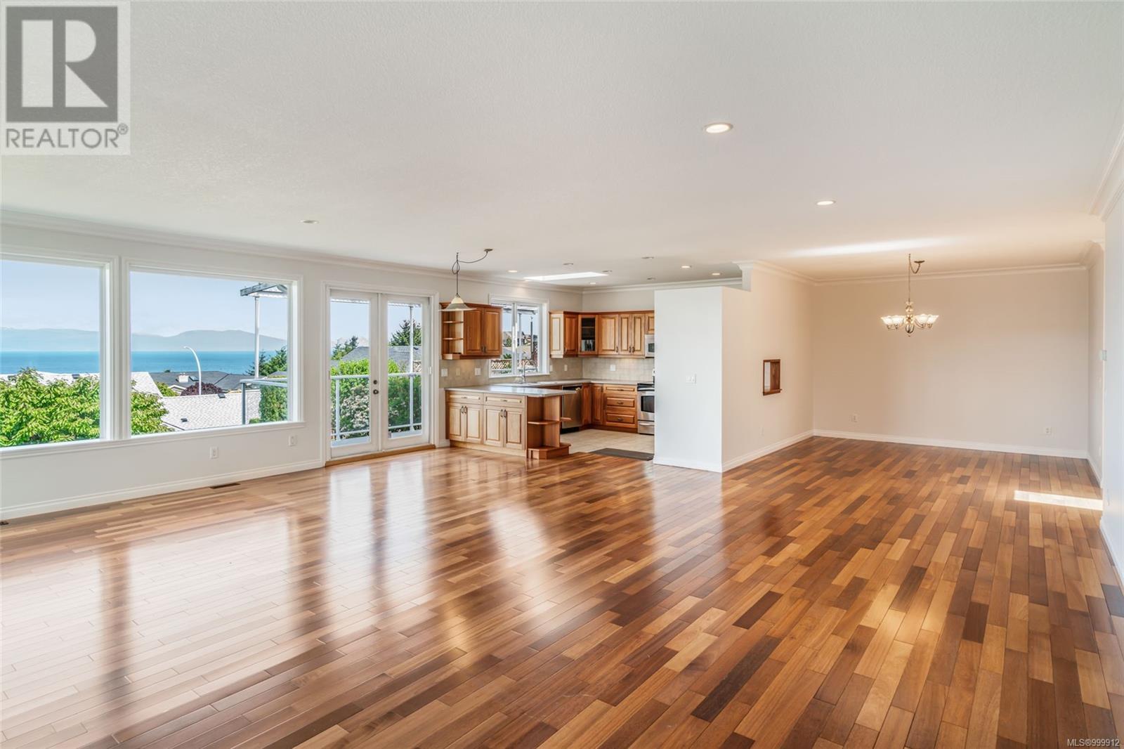 Property at 4956 Bella Vista Cres image 5