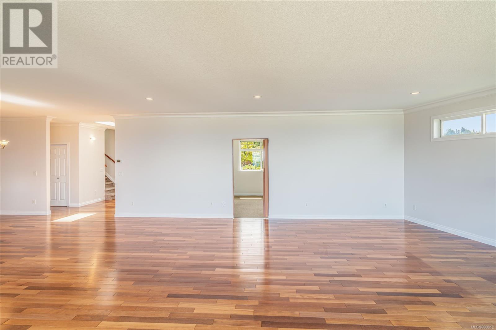 Property at 4956 Bella Vista Cres image 4