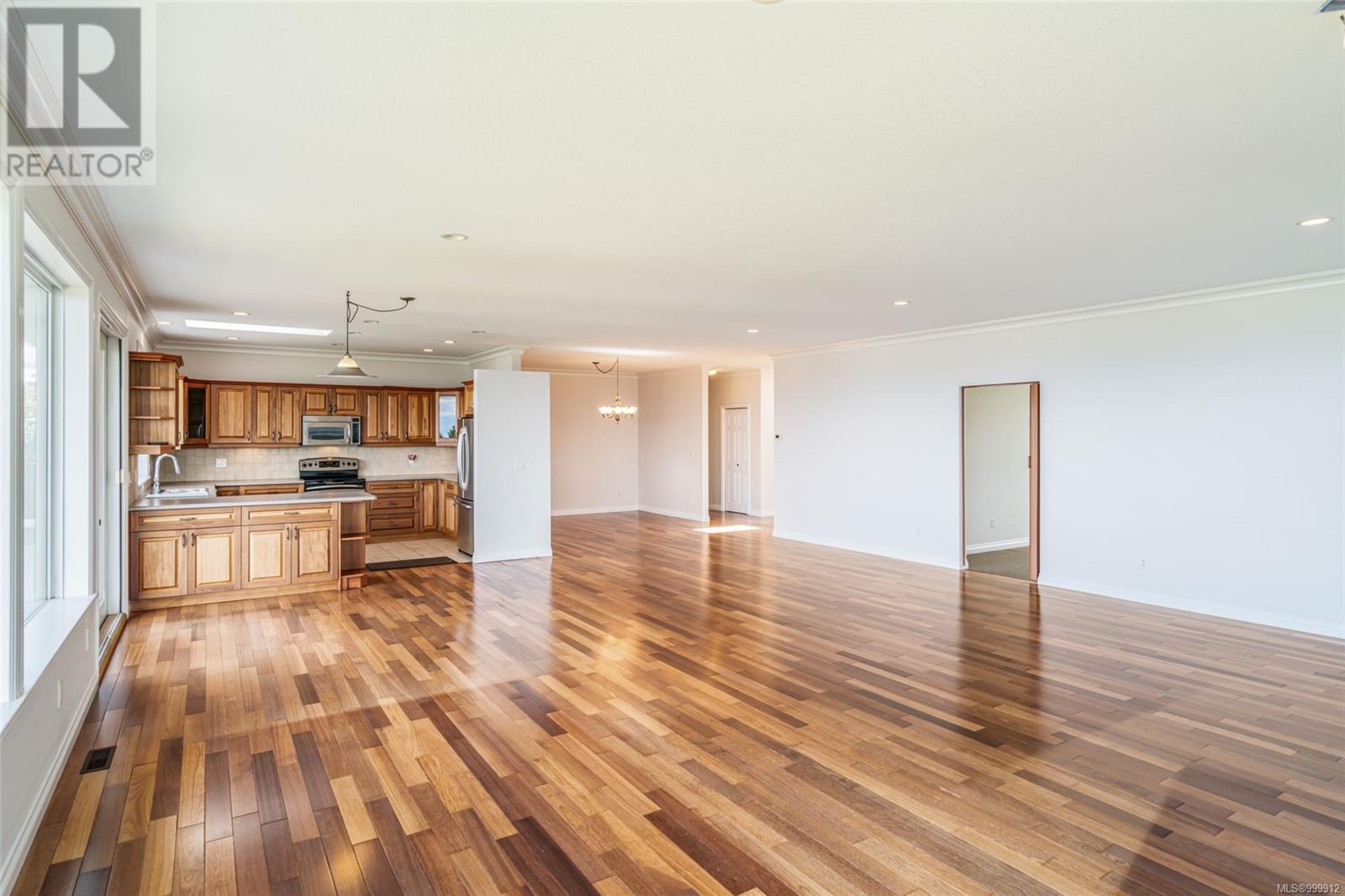 Property at 4956 Bella Vista Cres image 3