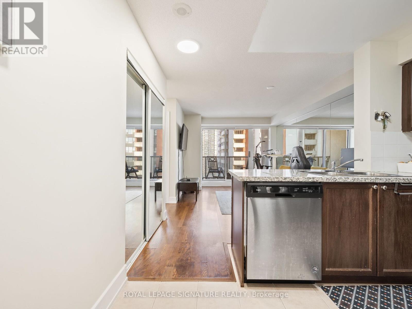 901 - 5 Michael Power Place, Toronto, Ontario  M9A 0A3 - Photo 8 - W12151351