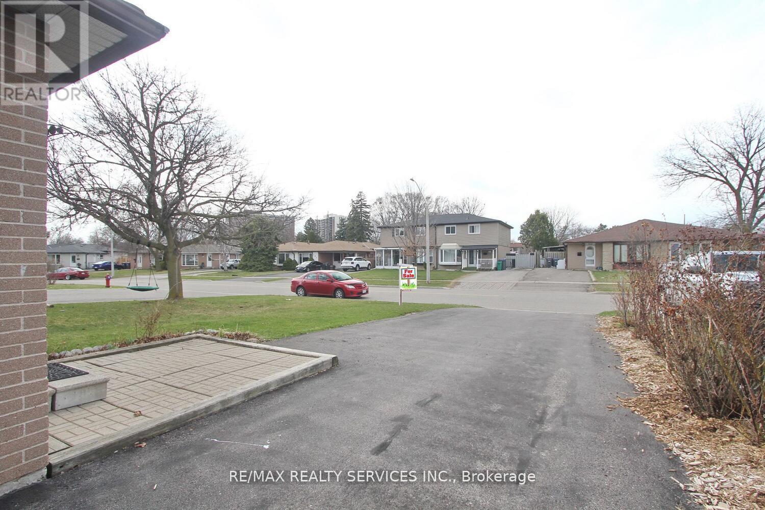 185 Earnscliffe Circle, Brampton, Ontario  L6T 2B6 - Photo 7 - W12151434