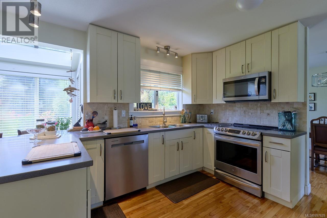Property at 4850 Ocean Trail image 3